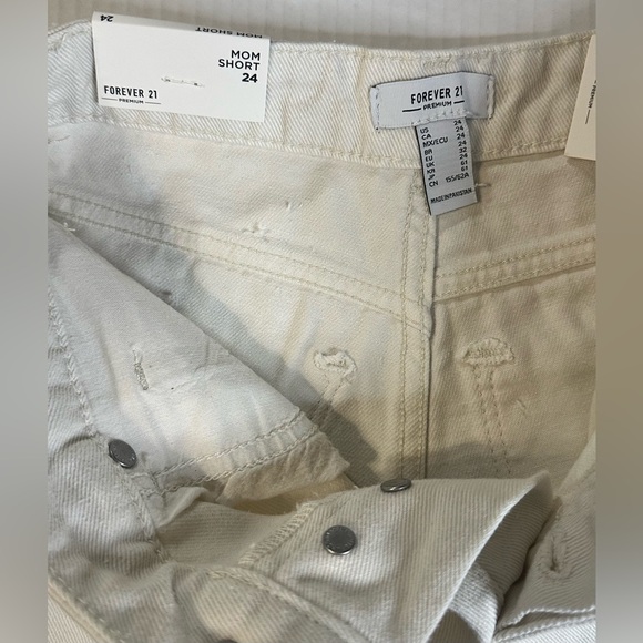 Forever 21 Womens High Rise Relaxed Mom Short Distressed Beige Size 24 NWT - Picture 3 of 11